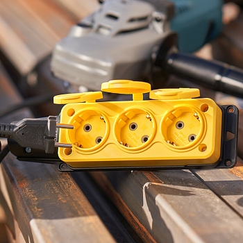 Розетка (колодка) влагозащищенная с крышкой 3 гнезда, с/з, 16А, IP54, каучук, желтая REXANT