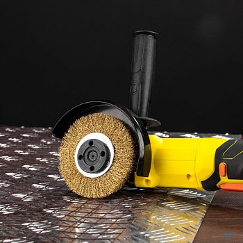 Щетка дисковая для УШМ, витая латунированная проволока, 100мм, отв. 22,23мм KRANZ