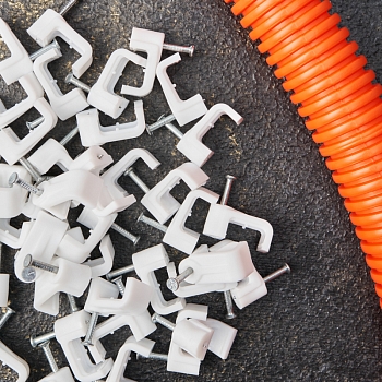 Крепеж кабеля плоский 12х6 мм, белый (50 шт/уп) REXANT