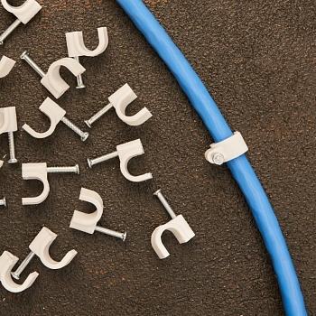 Крепеж кабеля круглый 7мм, белый (20 шт/уп) REXANT