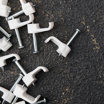 Крепеж кабеля плоский 8х3 мм, белый (50 шт/уп) REXANT