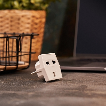 Адаптер сетевой (переходник) с универсальной на Евро вилку F/C2 «Квадрат» 10А б/з белый PROconnect (пакет БОПП 1 шт/уп.)