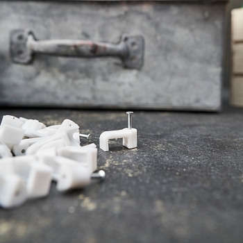 Крепеж кабеля плоский 12х6 мм, белый (50 шт/уп) REXANT