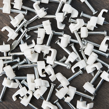 Крепеж кабеля плоский 4х2 мм, белый (50 шт/уп) REXANT