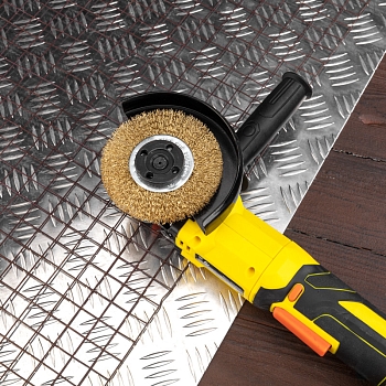 Щетка дисковая для УШМ, витая латунированная проволока, 100мм, отв. 22,23мм KRANZ