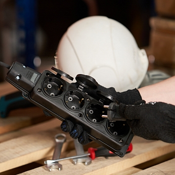 Розетка (колодка) влагозащищенная с крышкой 4 гнезда, с/з, 16А, IP54, каучук, черная REXANT