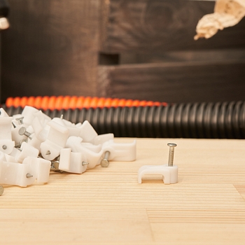 Крепеж кабеля плоский 10х4 мм, белый (50 шт/уп) REXANT