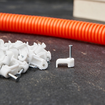 Крепеж кабеля плоский 10х3 мм, белый (50 шт/уп) REXANT