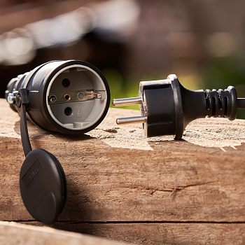 Розетка влагозащищенная переносная с крышкой 1 гнездо, с/з, 16А, IP44 каучук, черная REXANT