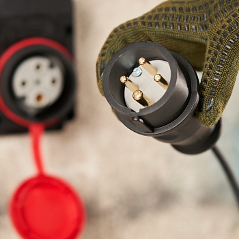 Вилка влагозащищенная переносная 3Р+РЕ, 32А, IP44 каучук, черная REXANT