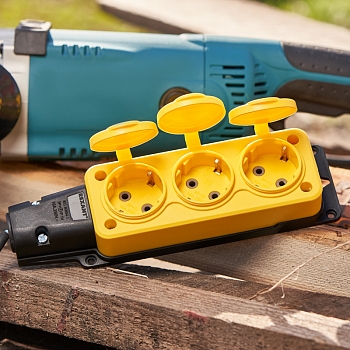 Розетка (колодка) влагозащищенная с крышкой 3 гнезда, с/з, 16А, IP54, каучук, желтая REXANT