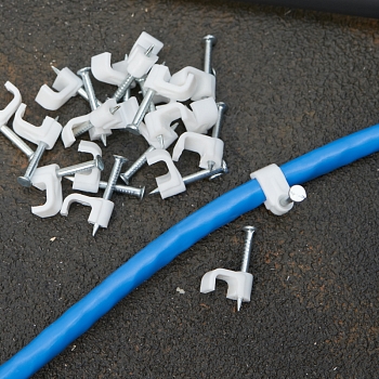 Крепеж кабеля плоский 6х4 мм, белый (20 шт/уп) REXANT