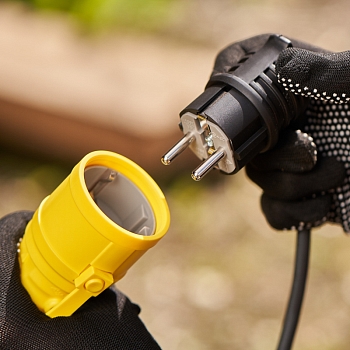 Вилка влагозащищенная угловая, с/з, 16А, IP44 каучук, черная REXANT