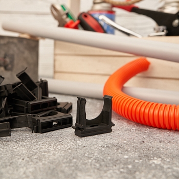 Крепеж-клипса для трубы ø32мм черная (10 шт/уп) REXANT