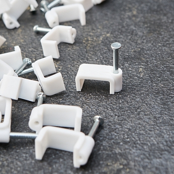 Крепеж кабеля плоский 14х7 мм, белый (50 шт/уп) REXANT