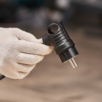 Вилка влагозащищенная угловая с кольцом, с/з, 16А, IP44 каучук, черная REXANT