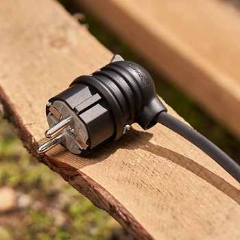 Вилка влагозащищенная угловая, с/з, 16А, IP44 каучук, черная REXANT