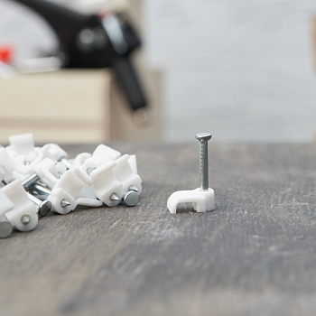 Крепеж кабеля плоский 5х2 мм, белый (50 шт/уп) REXANT