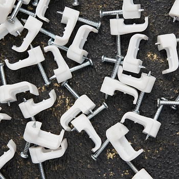 Крепеж кабеля плоский 10х3 мм, белый (50 шт/уп) REXANT