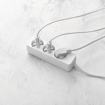 Удлинитель 3 гнезда, 1,5м, 3х0,75мм², с/з, белый PROconnect