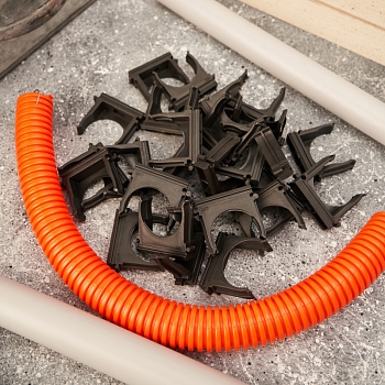 Крепеж-клипса для трубы ø32мм, черная (100 шт/уп) REXANT