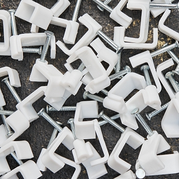 Крепеж кабеля плоский 14х7 мм, белый (50 шт/уп) REXANT