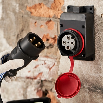 Розетка влагозащищенная настенная с крышкой 1 гнездо, 3Р+РЕ, 32А, IP44, каучук, черная REXANT