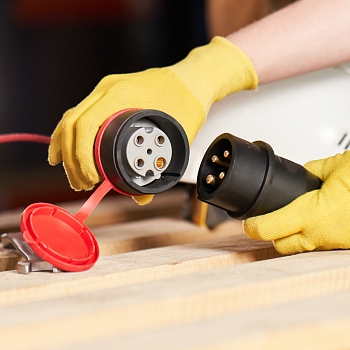 Розетка влагозащищенная переносная с крышкой 1 гнездо, 3Р+РЕ, 32А, IP44, каучук, черная REXANT